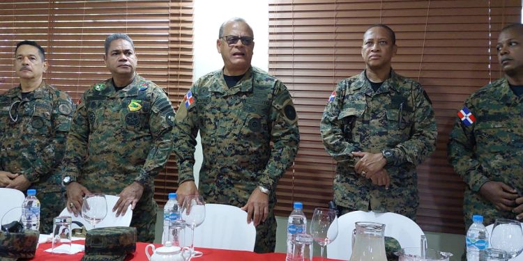 Comandante general Fernandez Onofre; el ejército está presto para defender la soberanía nacional