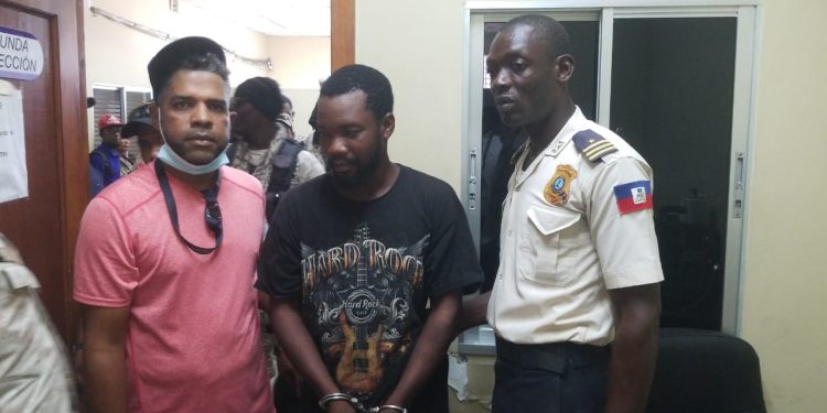 Migración entrega presunto delincuente a policías de Haití lo buscaban con alerta internacional