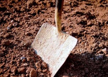 Hombre muere al quedar sepultado en derrumbe de tierra