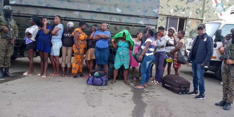 Autoridades detienen 136 indocumentados durante operativo en Montecristi y Dajabón