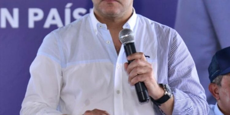 Ingresan Abel Martínez en centro de salud por neumonía