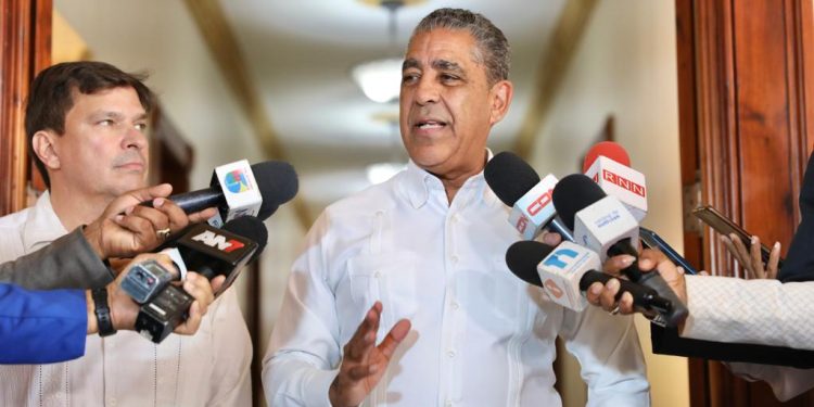 Adriano Espaillat solicita retirar alerta emitida por la Embajada de EEUU en RD