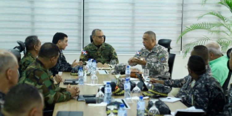 Comandante General del ERD preside encuentro con altos mandos militares