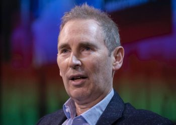 Director de Amazon ​dice que los despidos continuarán hasta el próximo año