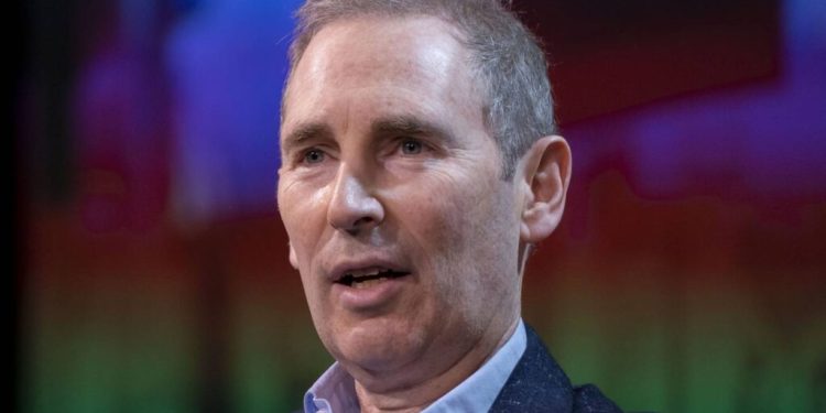 Director de Amazon ​dice que los despidos continuarán hasta el próximo año