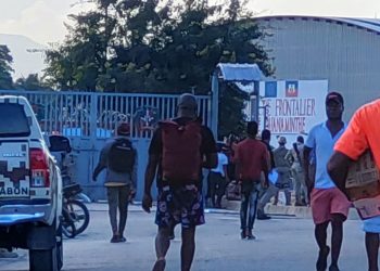 Haitianos apedrean compatriotas intentaron cruzar camiones hacia su territorio por la puerta cerrada en Dajabón