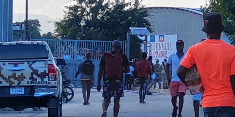 Haitianos apedrean compatriotas intentaron cruzar camiones hacia su territorio por la puerta cerrada en Dajabón