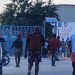 Haitianos apedrean compatriotas intentaron cruzar camiones hacia su territorio por la puerta cerrada en Dajabón