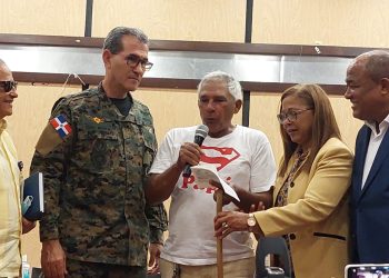 Ministro de defensa inició entrega de 85 millones de pesos a 45 familias impactadas por el paso del muro fronterizo en Dajabón