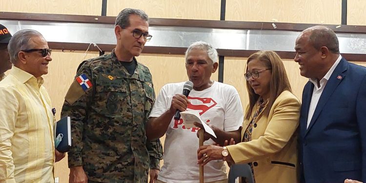 Ministro de defensa inició entrega de 85 millones de pesos a 45 familias impactadas por el paso del muro fronterizo en Dajabón