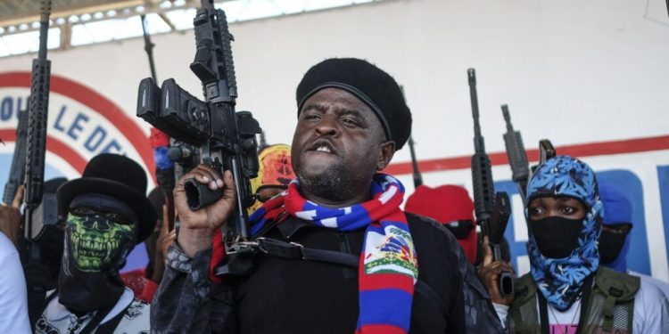 Banda armada anuncia la liberación de terminal petrolera de Puerto Príncipe