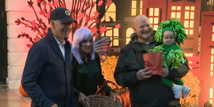 Biden y su mujer reciben a decenas de niños en la Casa Blanca en Halloween