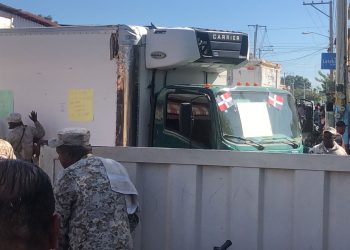 Comerciantes de Dajabón bloquean puente fronterizo en respaldo a medida del presidente de repatriar indocumentados y represalia por decisión de cierre de puerta de Haití