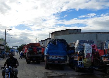 Docenas de camiones quedaron varados con cargas en Dajabón por cierre de frontera de Haití