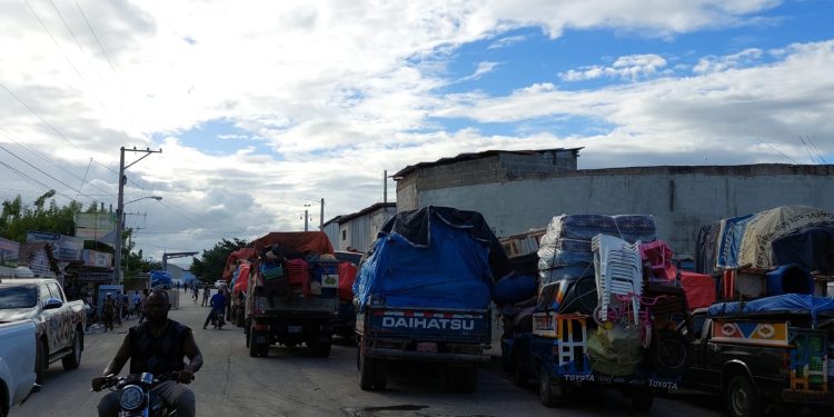 Docenas de camiones quedaron varados con cargas en Dajabón por cierre de frontera de Haití