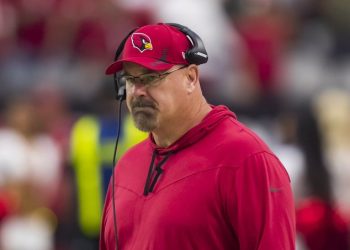 Cardinals despiden a entrenador de línea ofensiva por incidente en México