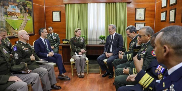 Abinader y jefa del Comando Sur de EE.UU. tratan sobre cooperación y seguridad