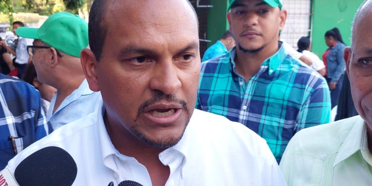 Senador David Sosa; al parecer los impactados por el paso del muro fronterizo están contento con el pago realizado porque no se han quejado