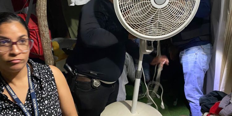 Policía y fiscalía allanan pensión, apresan dos haitianos y recuperan objetos robados en Montecristi