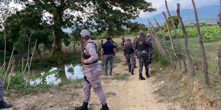 Apresan varias personas, ocupan drogas y otros objetos en operativo preventivo en Esperanza