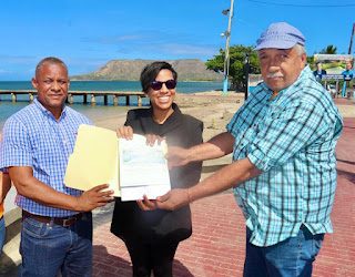 Gobernadora Nelsy Cruz realiza entrega cheque segunda partición malecón de Montecristi