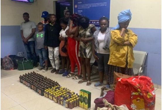 Apresan 11 haitianos indocumentados y les ocupan bebidas alcohólicas y cervezas traídas de contrabando al País