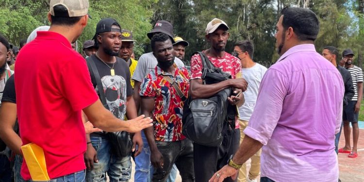 Desalojan a migrantes haitianos de campamento en frontera norte de México