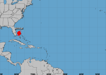 El huracán Nicole golpea el norte de Bahamas de camino a la costa de Florida