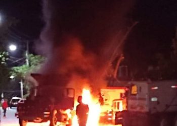 Incendia camión del secretario general de FENATRADO y rompen cristales de los bomberos a tiros y pedradas en Dajabón