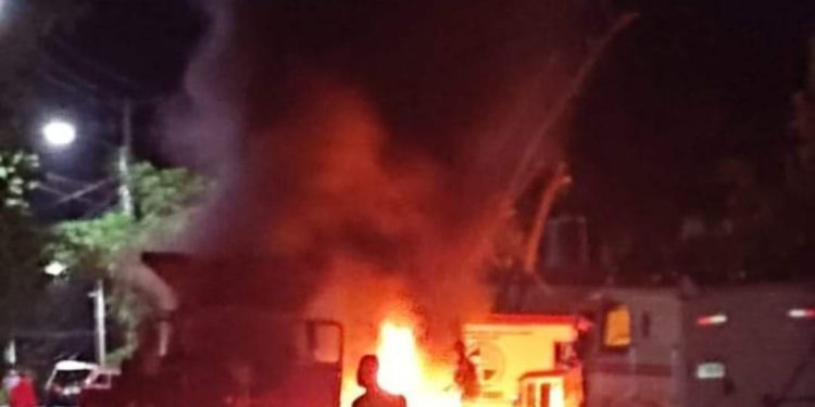 Incendia camión del secretario general de FENATRADO y rompen cristales de los bomberos a tiros y pedradas en Dajabón