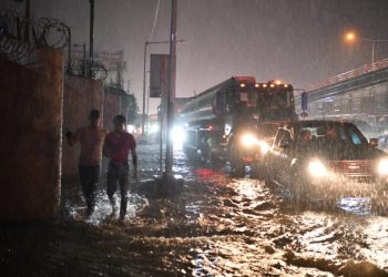 MOPC activa brigadas para socorrer conductores en calles y avenidas por lluvias en GSD