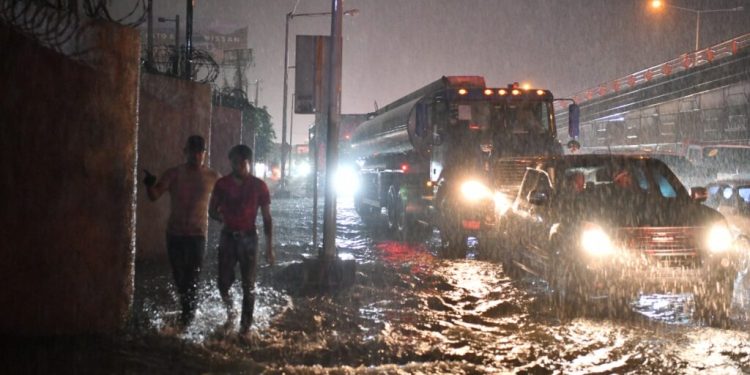 MOPC activa brigadas para socorrer conductores en calles y avenidas por lluvias en GSD