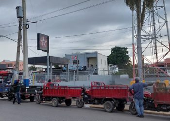 Continúan largas filas de vehículos haitiano en estaciones de Dajabón pese liberación de deposito de combustibles en Haití