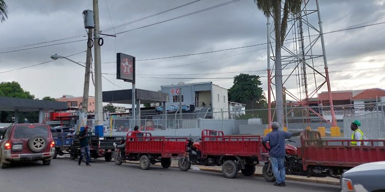 Continúan largas filas de vehículos haitiano en estaciones de Dajabón pese liberación de deposito de combustibles en Haití