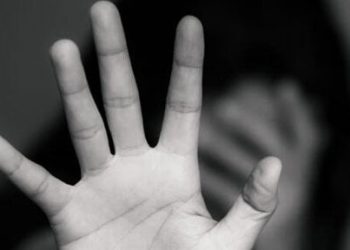 Apresan pareja de esposos acusados de violar a su hija menor de edad