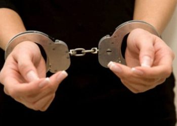 Arrestan mujer que atacó a otra rociándole amoniaco en San Juan