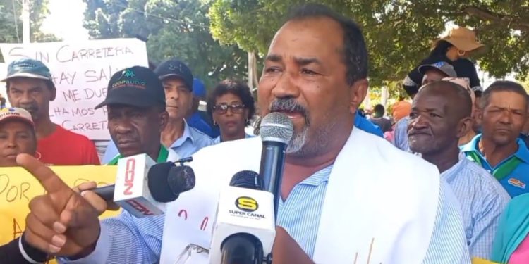 Marchan en comunidad de Dajabón en demanda de arreglo de carretera