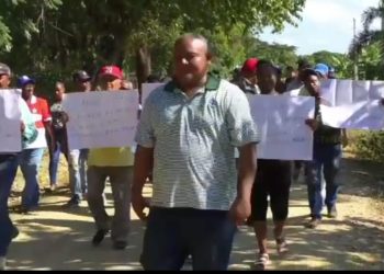 Ex empleados marcha en demanda de pago prestaciones en el «Proyecto la Cruz Manzanillo»