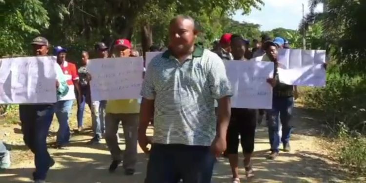 Ex empleados marcha en demanda de pago prestaciones en el «Proyecto la Cruz Manzanillo»