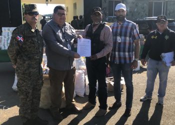 Ejército entrega Aduanas cientos de botellas de bebidas y mercancías incautadas en puestos de chequeos fronterizo de Dajabón 