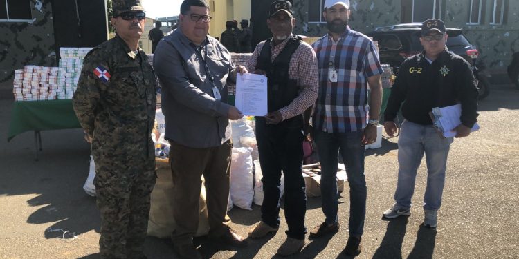 Ejército entrega Aduanas cientos de botellas de bebidas y mercancías incautadas en puestos de chequeos fronterizo de Dajabón 