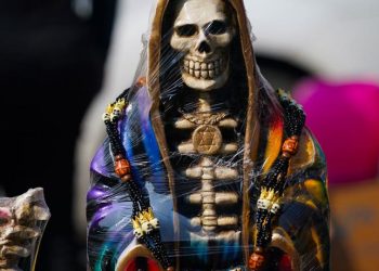 Música, dulces y flores para honrar a la Santa Muerte