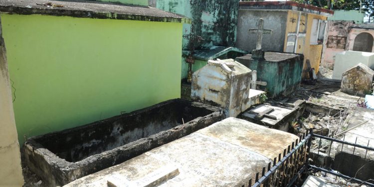 Muertos fuera de sus tumbas en Los Mina