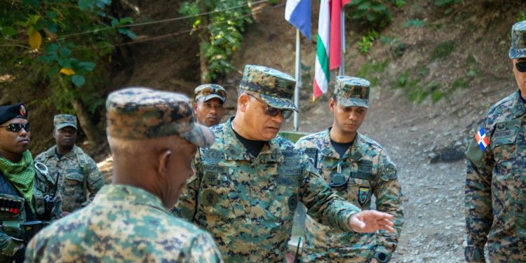 Comandante general del ejército recorre carretera internacional inspeccionado destacamento y condiciones de vida de las tropas