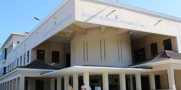 Tribunal condena dos hombres a 18 y 20 años por delitos en Puerto Plata