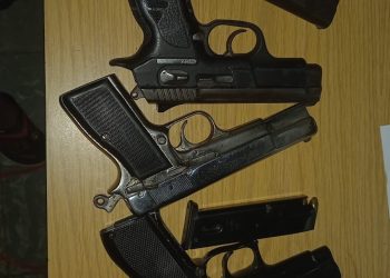 Ocupan cinco pistolas, 18 porciones presunta droga y dólares falsos durante operativos preventivos en Santiago Rodríguez y Montecristi