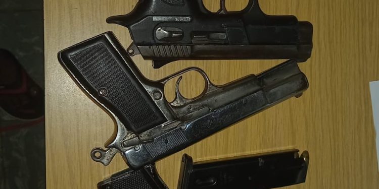Ocupan cinco pistolas, 18 porciones presunta droga y dólares falsos durante operativos preventivos en Santiago Rodríguez y Montecristi