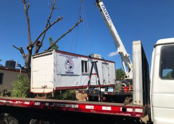 Remolcan con una grúa el furgón de las oficinas bloqueadas de FENATRADO en Dajabón