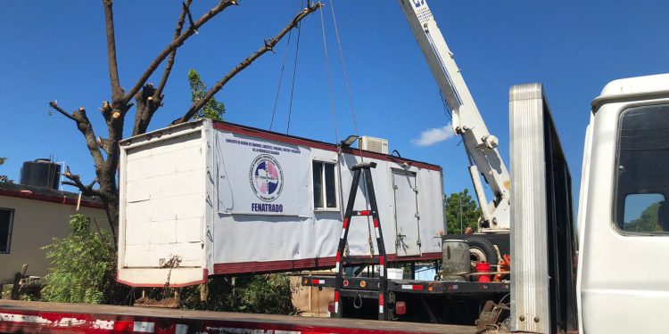 Remolcan con una grúa el furgón de las oficinas bloqueadas de FENATRADO en Dajabón
