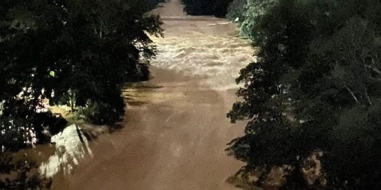 Colapsa muro en presa de Montecristi; COE emite alerta roja